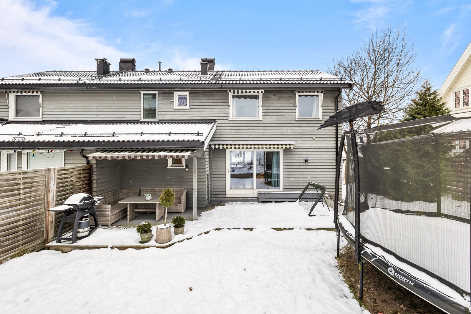 Innholdsrik halvpart av vertikaldelt tomannsbolig over 3 plan med super beliggenhet på populære Høyenhall Galleribilde