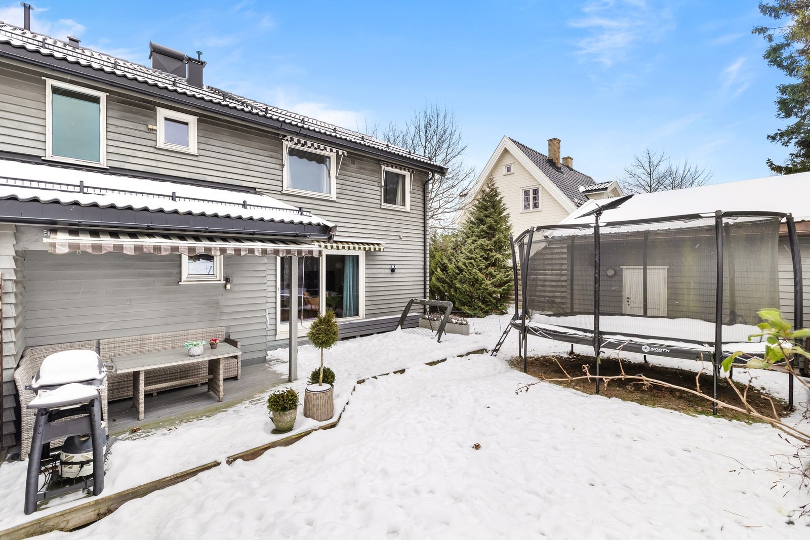 Det er hage på begge sider av boligen Galleribilde