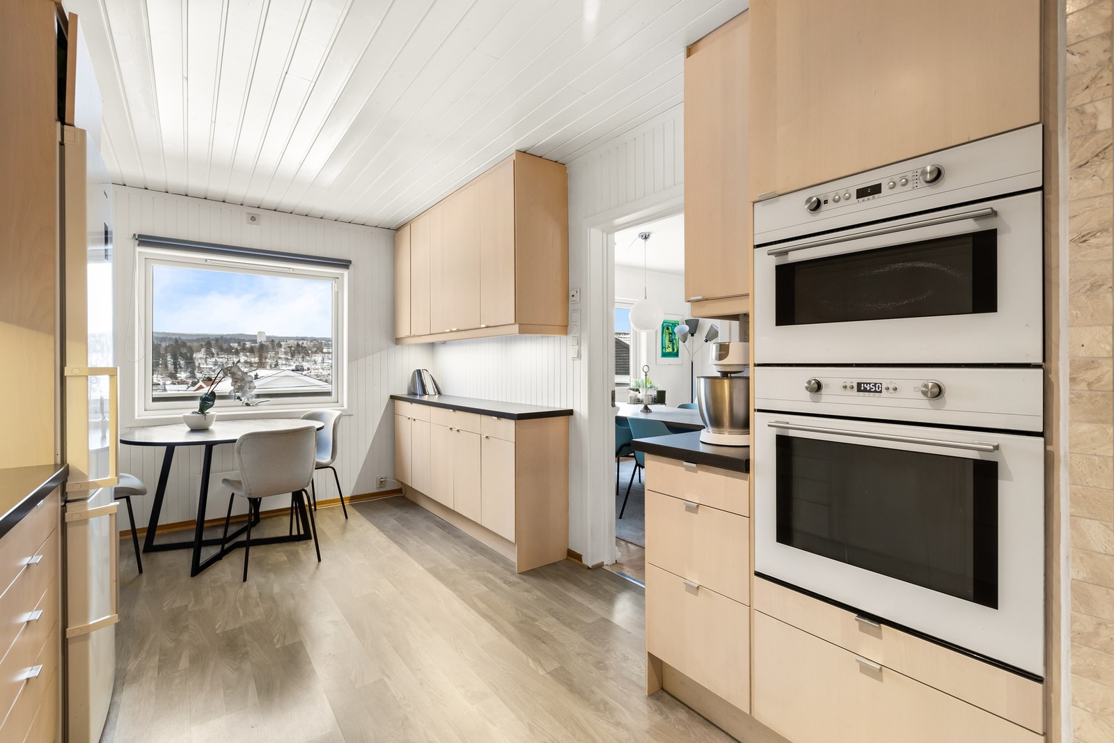 Kjøkken med spiseplass Galleribilde