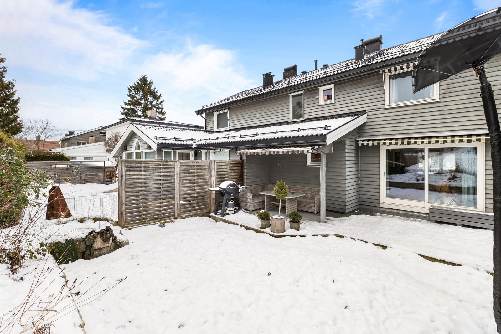 Solrik og vestvendt terrasse på ca. 28 kvm og hage Galleribilde