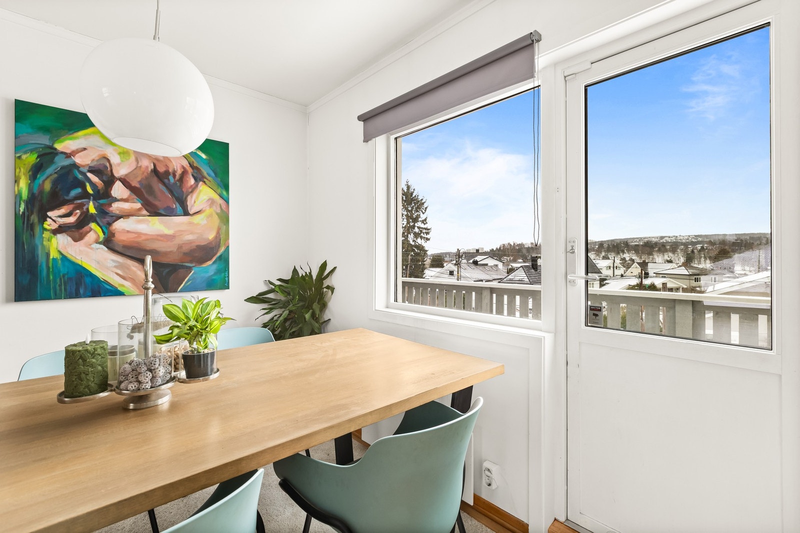 Fra spisestuen er det utgang til østvendt terrasse på 13 kvm Galleribilde