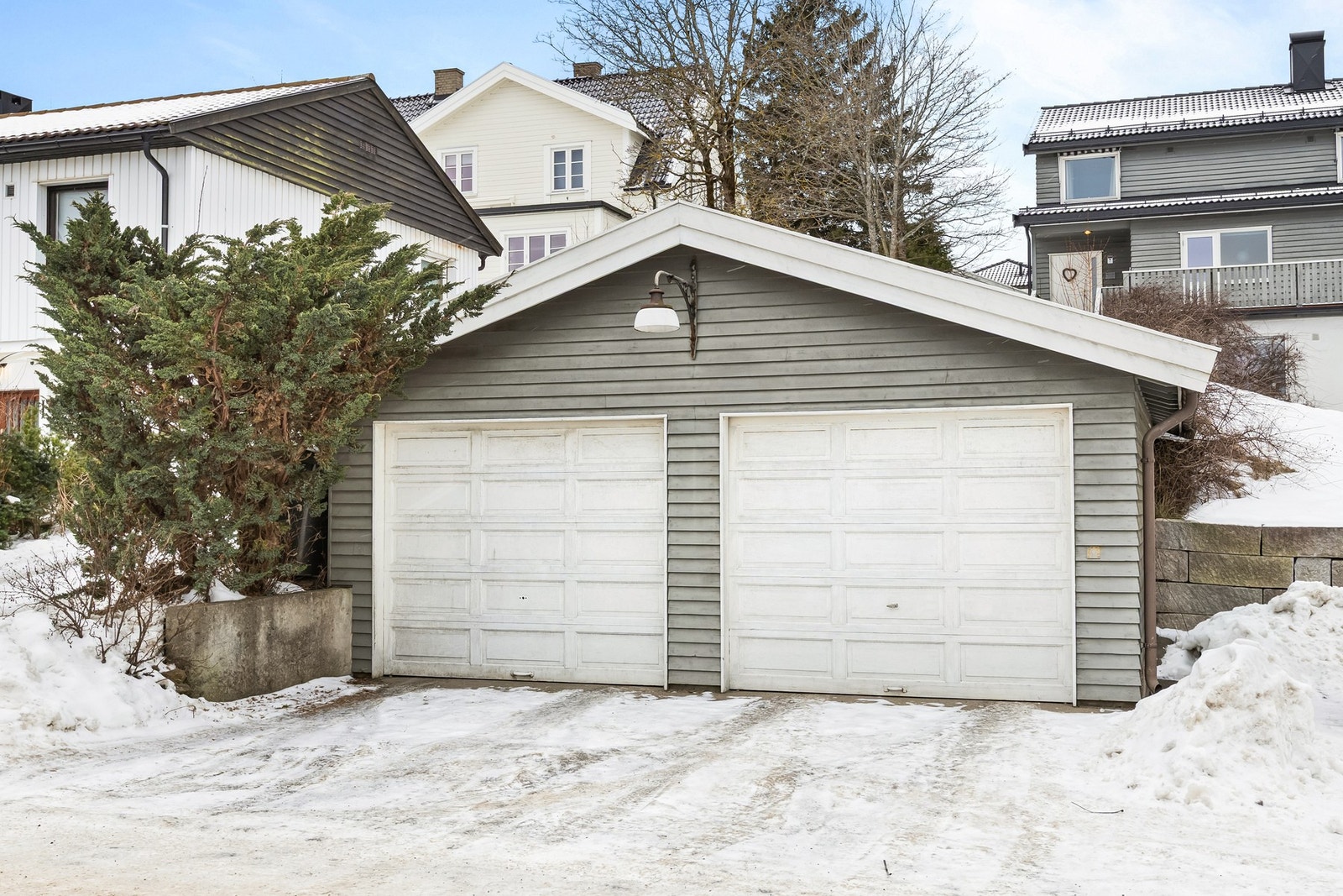 Dobbel garasje med elbillader Galleribilde