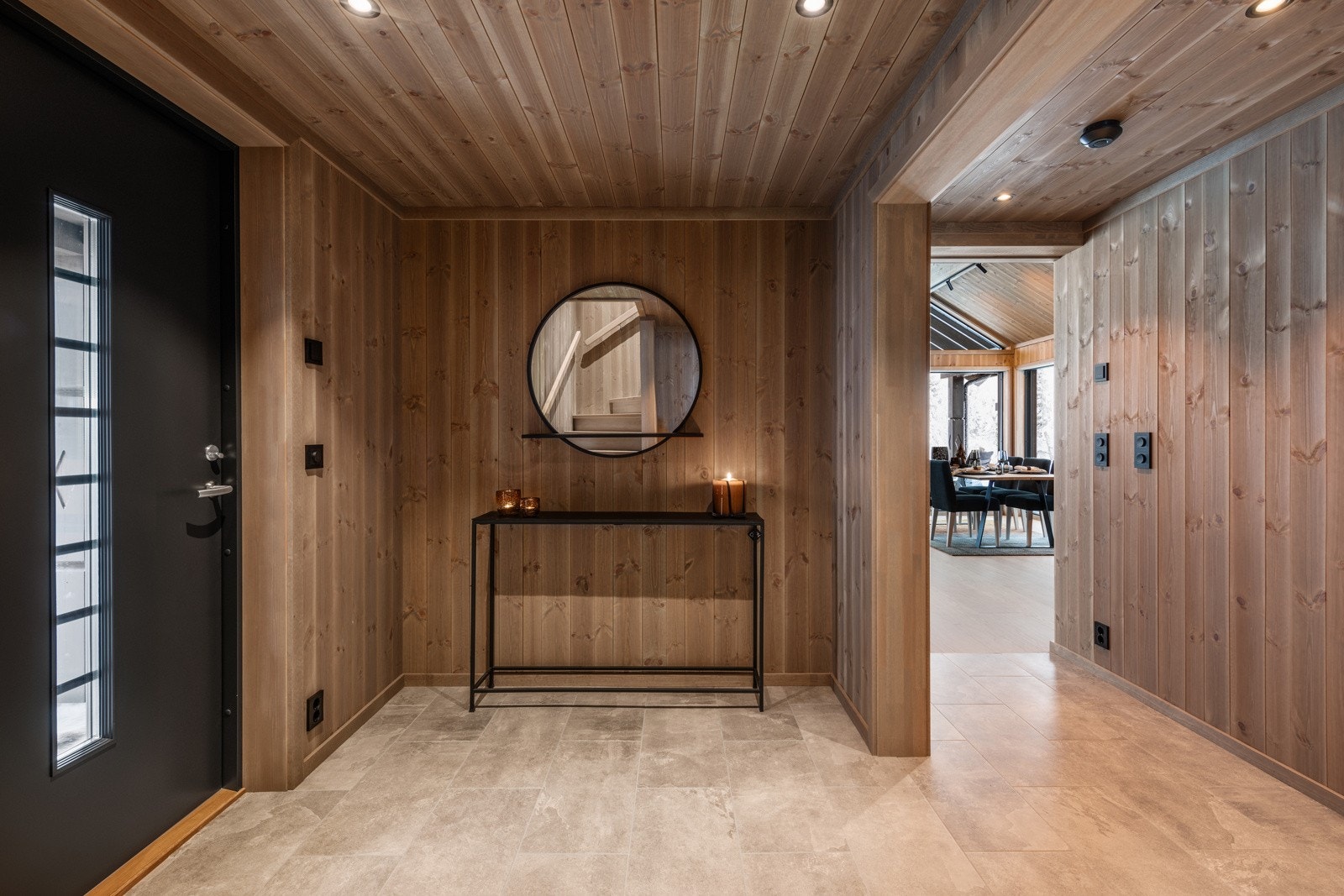 Romslig gang med plass til flere garderobeskap Galleribilde