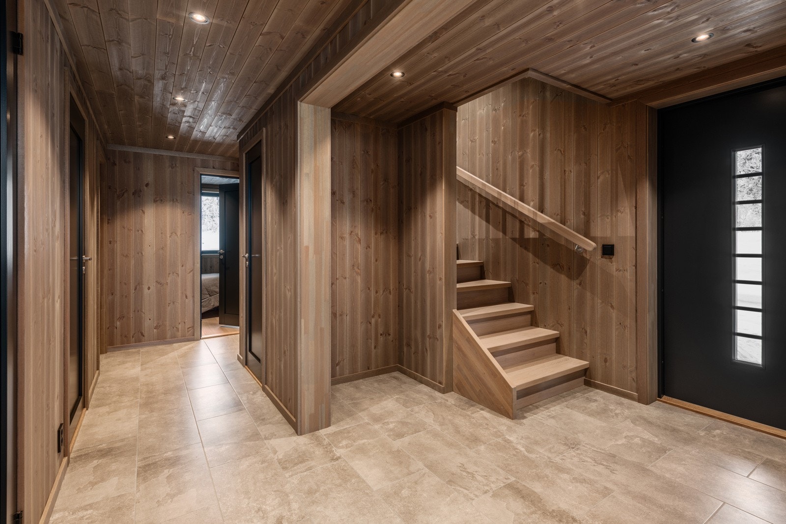 Fra gang inn mot soverommene i 1. etasje. Se dør inn til praktisk bøttekott under trappa Galleribilde