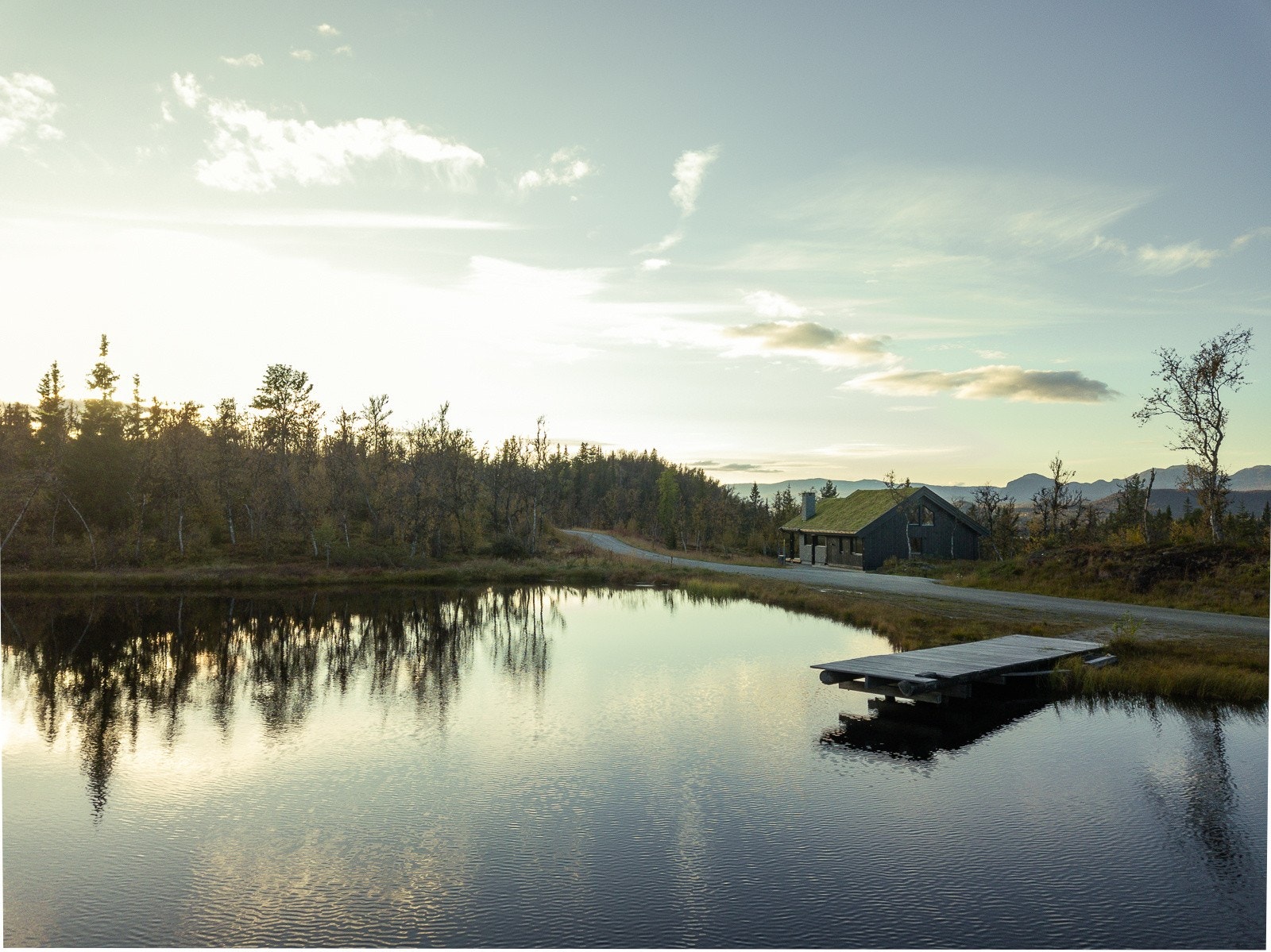 Ved Liatjødni er badebrygge og "Liahuken" - en åpen gapahuk for sosiale grillkvelder. Vinterstid kan Liatjødni brøytes for skøytebane Galleribilde