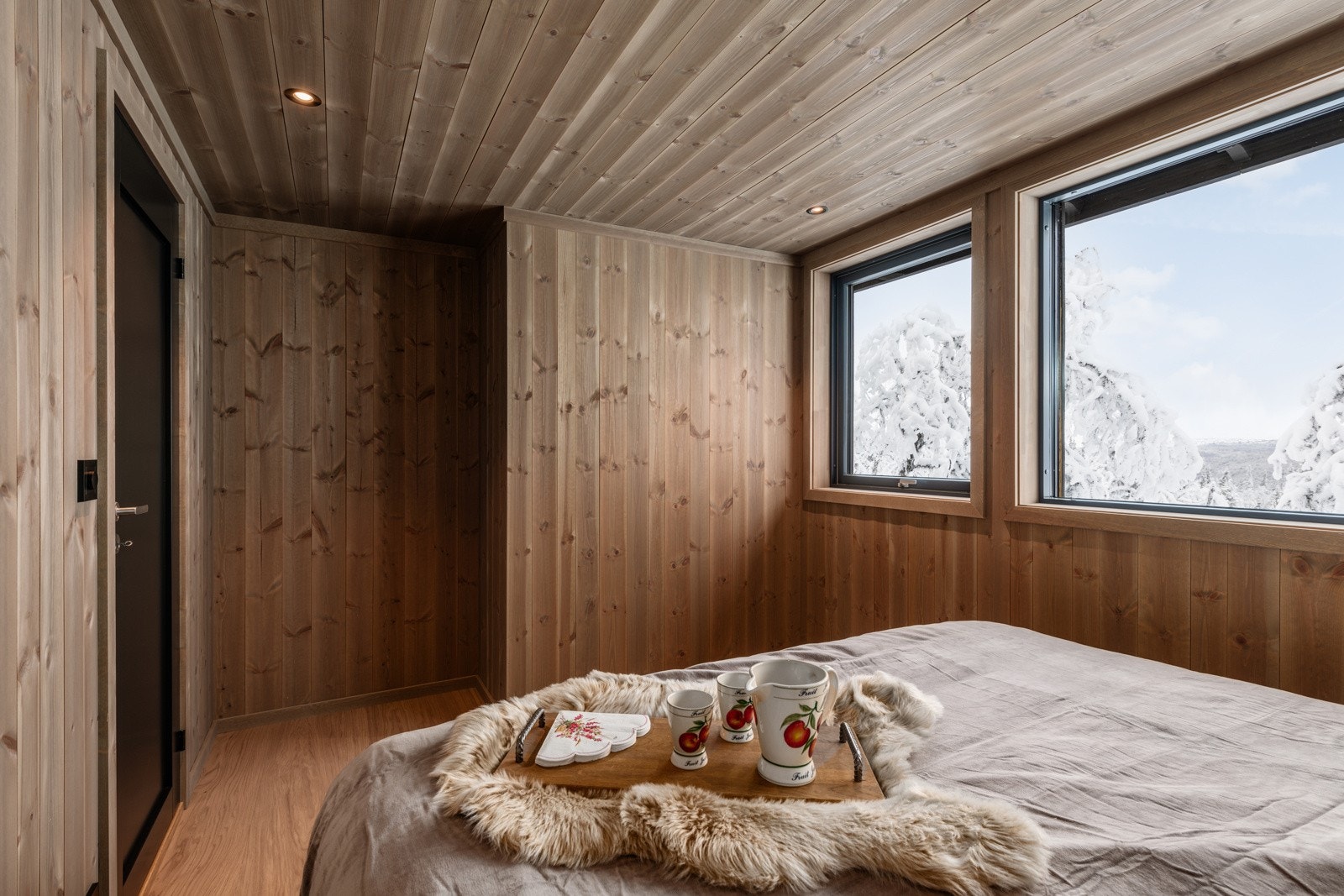 Soverommet har store vinduer med flott utsikt, uten innsyn. God plass til klesskap Galleribilde