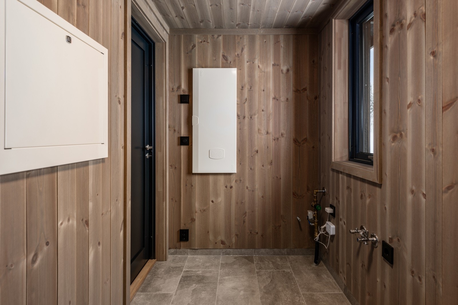 Bod / teknisk rom / vaskerom med egen ytterdør fra inngangsparti. Med varmekabler i gulv, er rommet ypperlig for tørking av turklær ol. Galleribilde