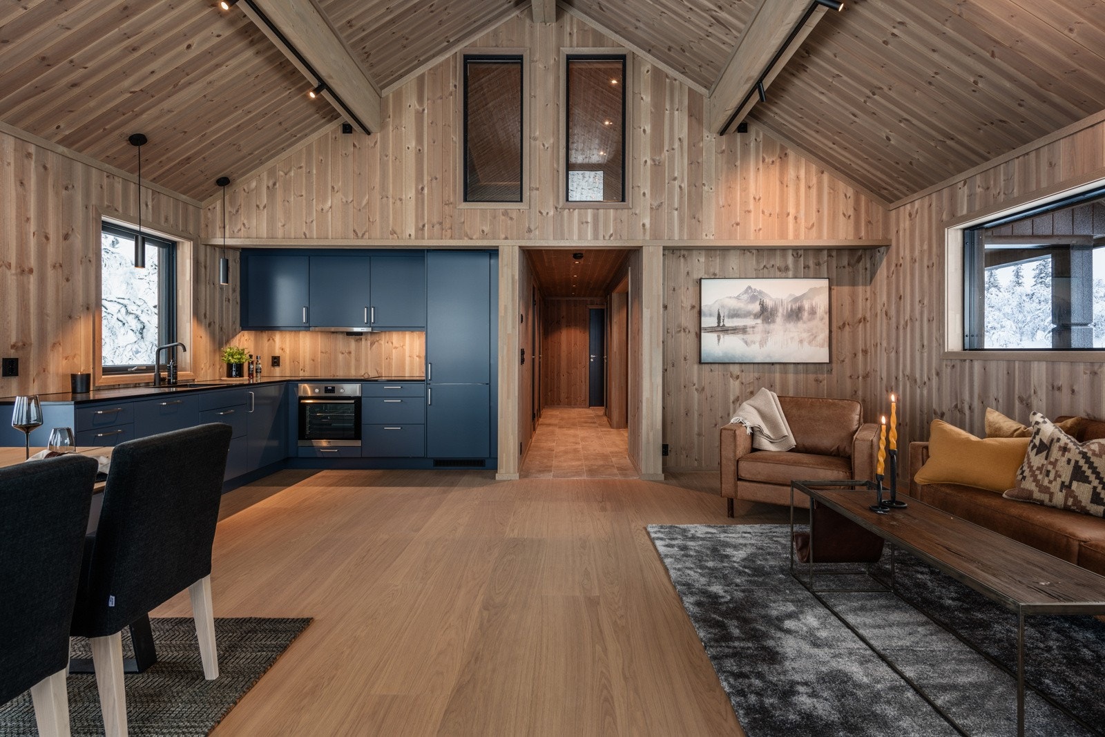 Stue og kjøkken har 1-stavs eikeparkett og varme i gulv Galleribilde