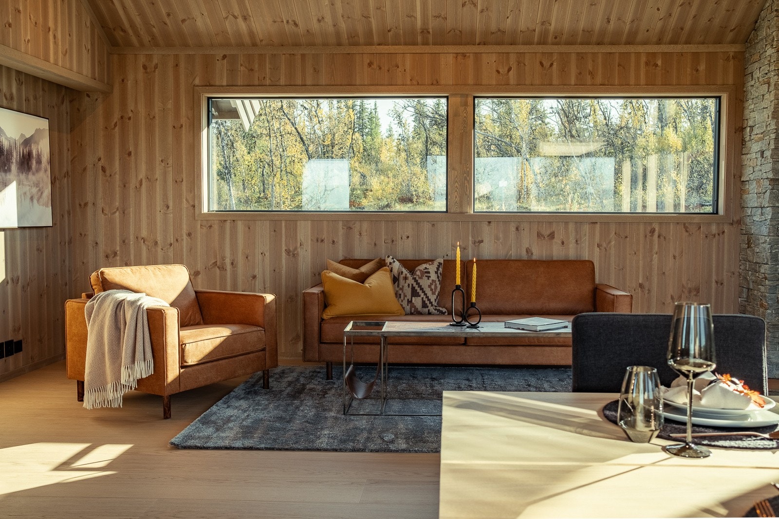 Veggpanel i ulike bredder, og herdet eikeparkett på gulv Galleribilde