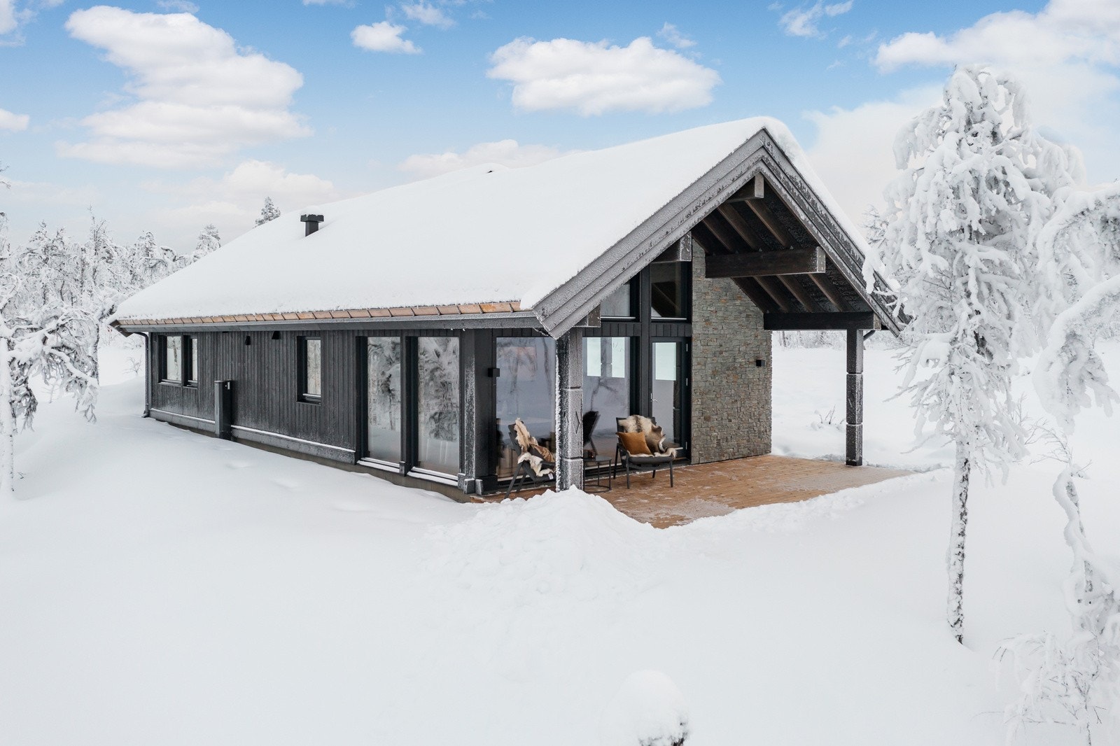 Hytten i vinterdrakten Galleribilde