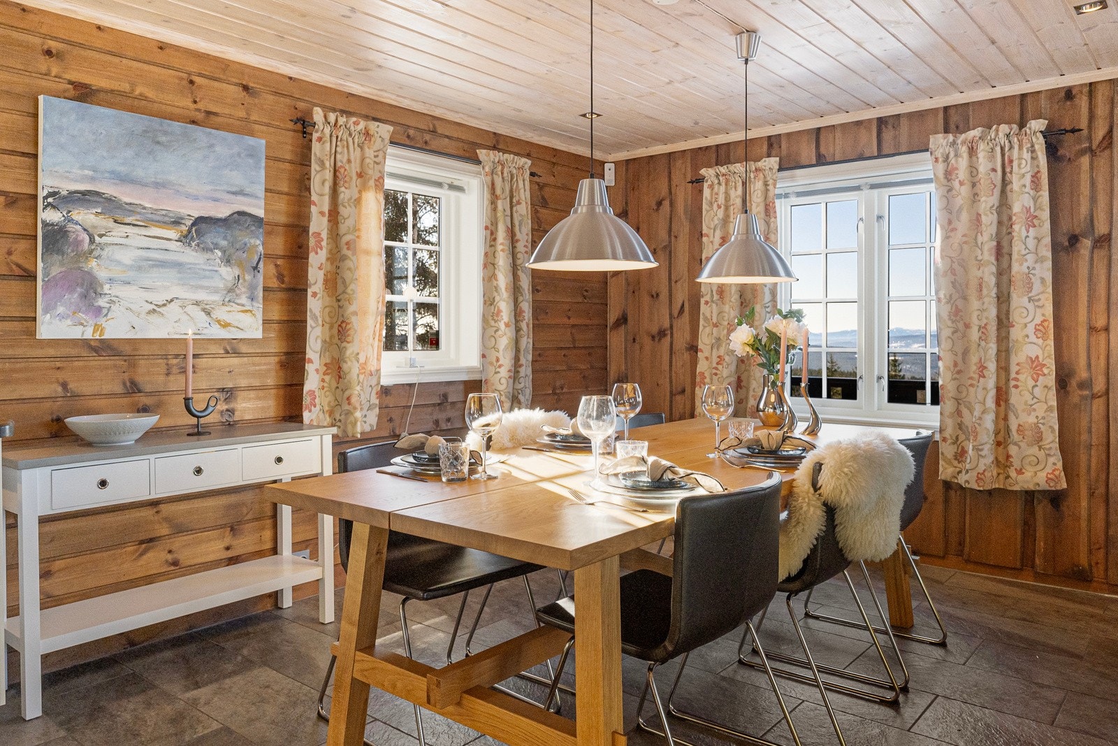 Rundt spisebordet er det plass til hele familien Galleribilde