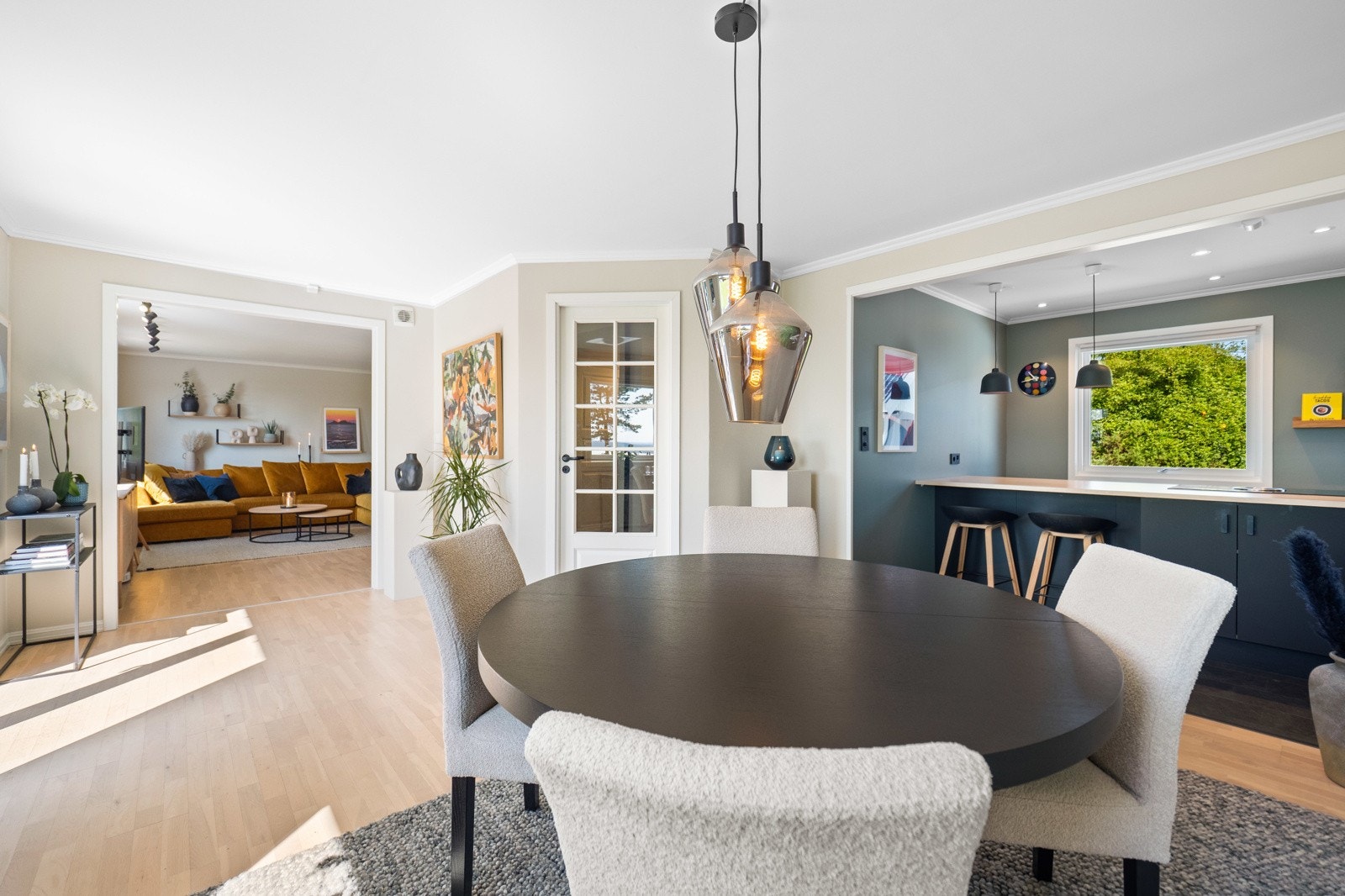 Spisestuen ligger i tilknytning til kjøkkenet Galleribilde