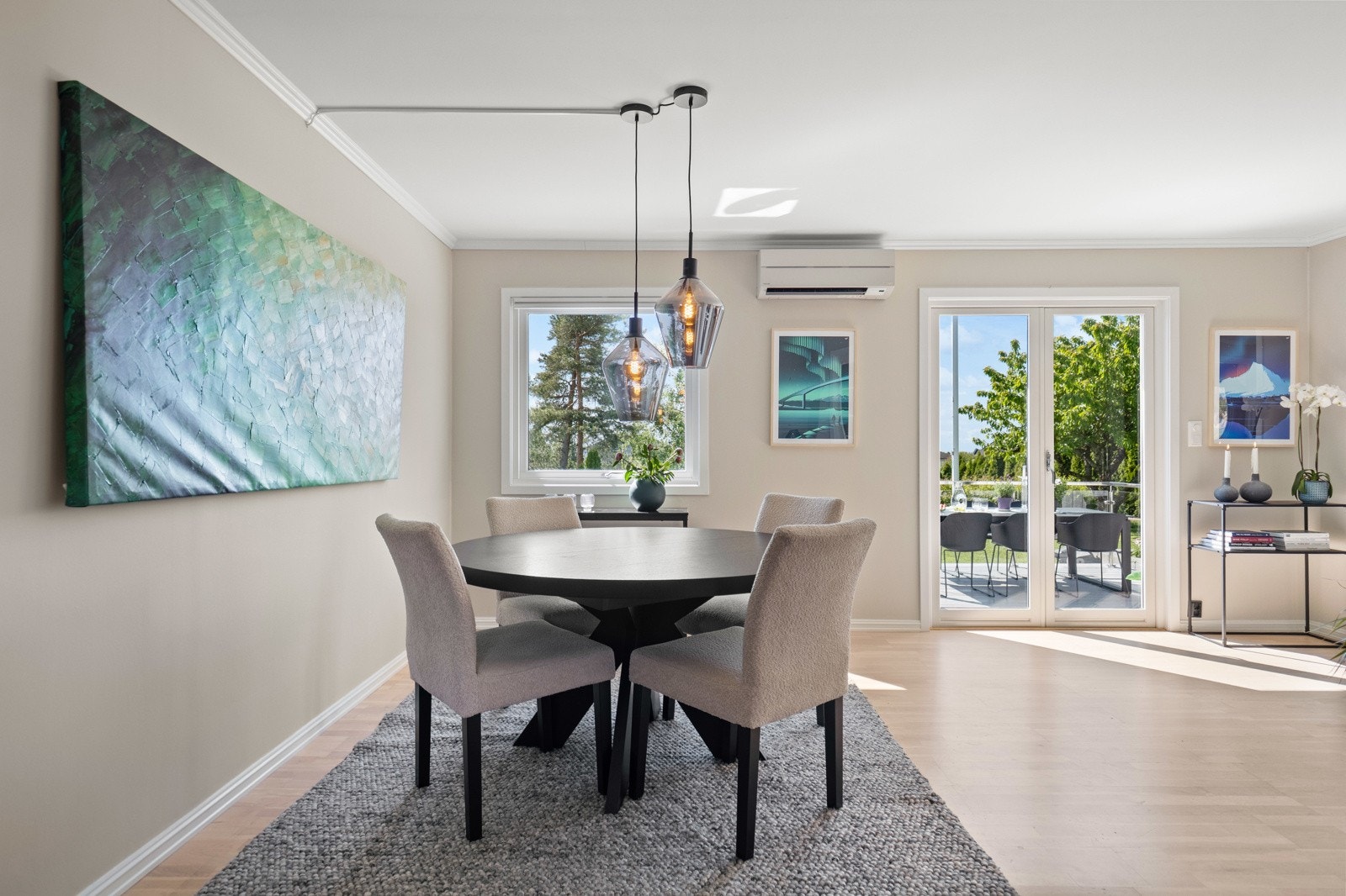 Fra stuen/ spisestuen er det utgang til terrassen og hagen Galleribilde