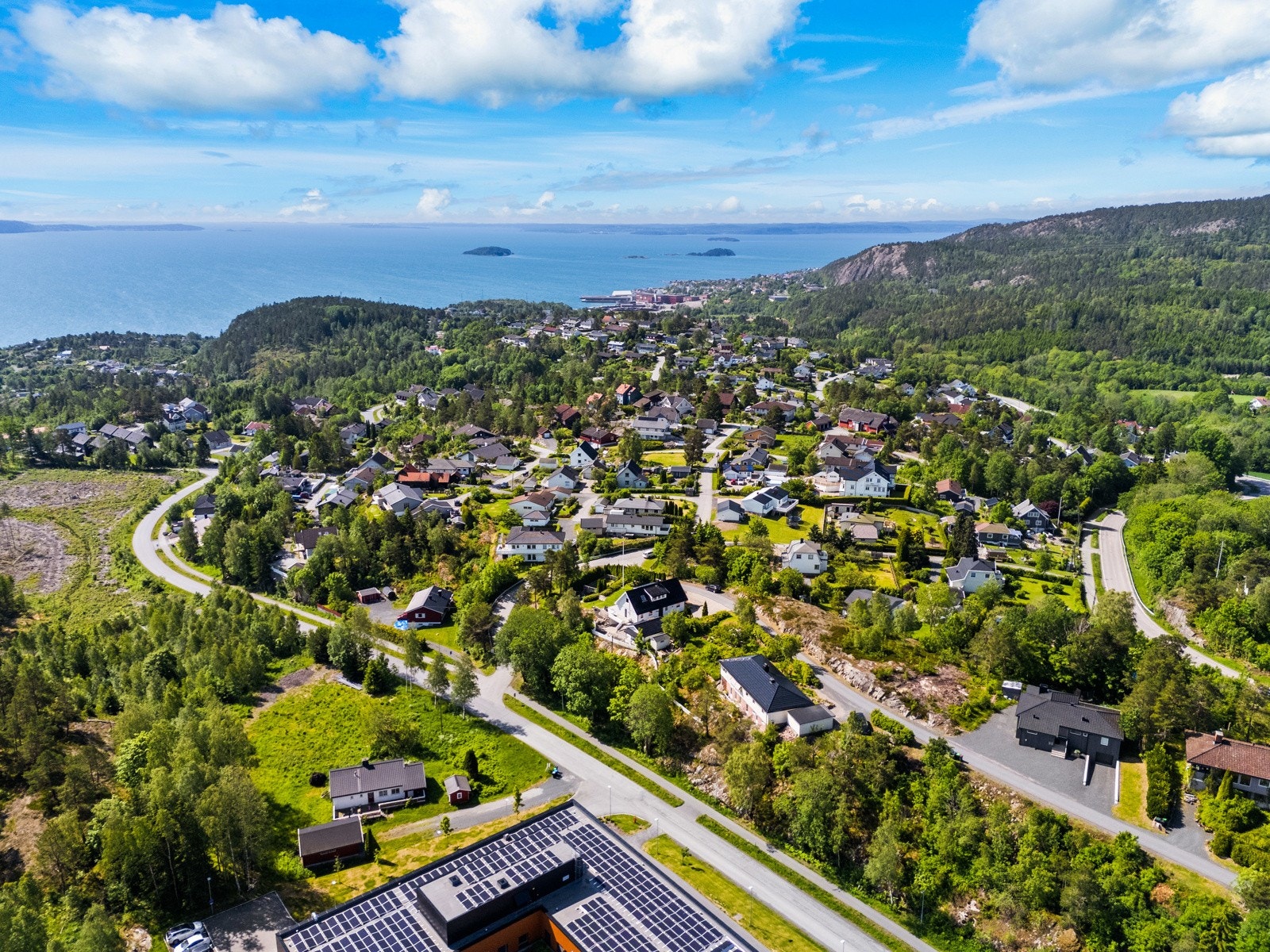 Eiendommen ligger fint til på en høyde Galleribilde