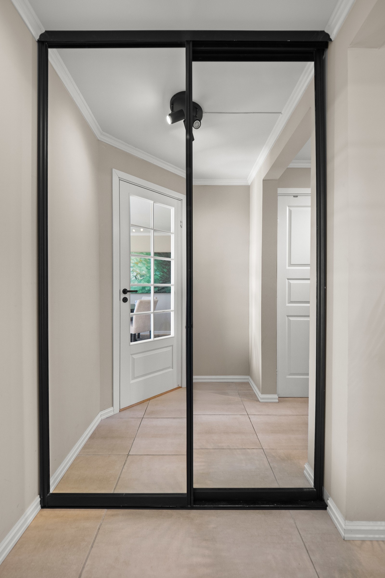 Skyvedørsgarderobe i gangen Galleribilde