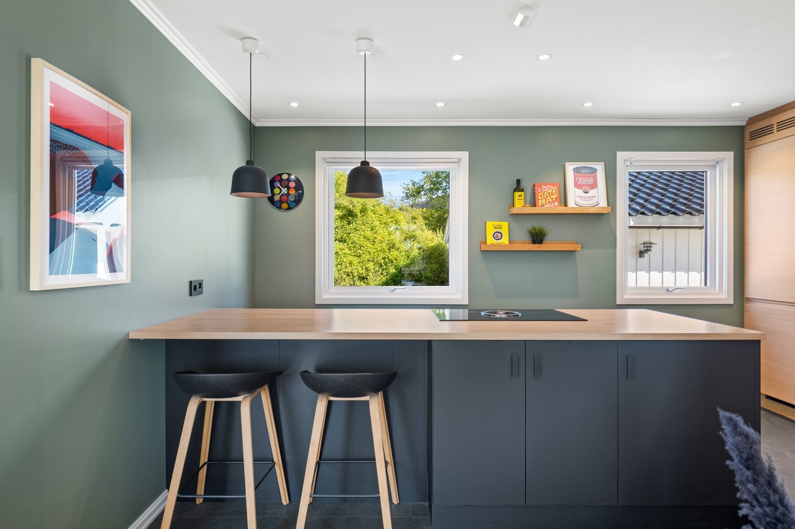 Kjøkkent er levert av Strai kjøkken. Fronter i hvitpigmentert eik, sorte matte fronter på kjøkkenøy. Galleribilde