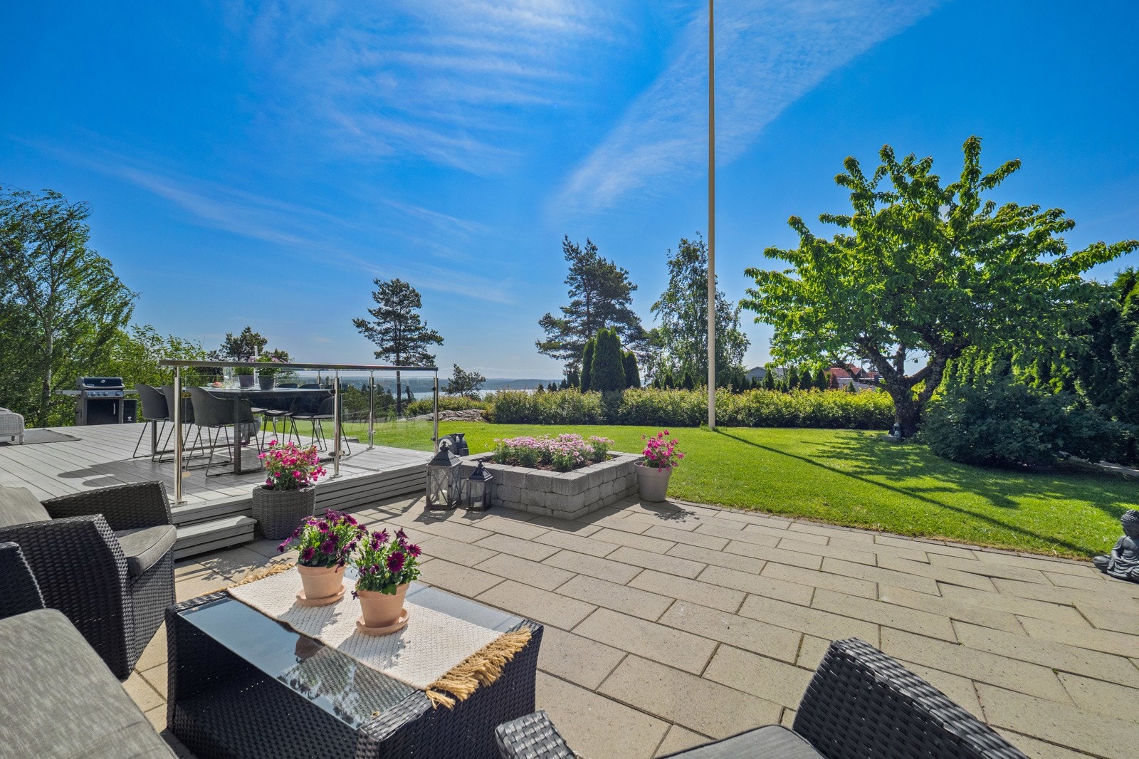 Eiendommen har flere store fine uteplasser Galleribilde