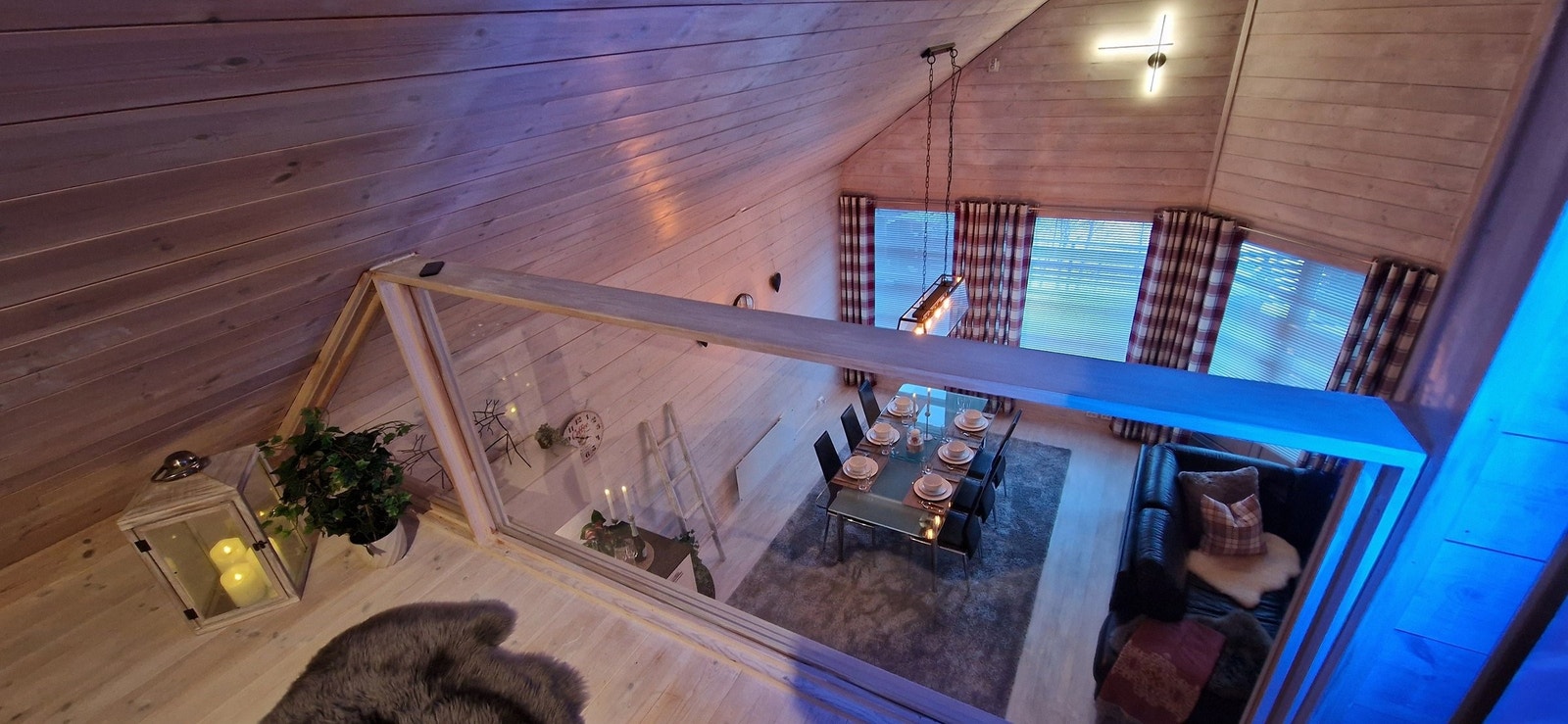 Her har man fin oversikt ned i første etasje og videre helt ut i naturen. Enkelt å ha oppsyn med for eksempel barna. Galleribilde