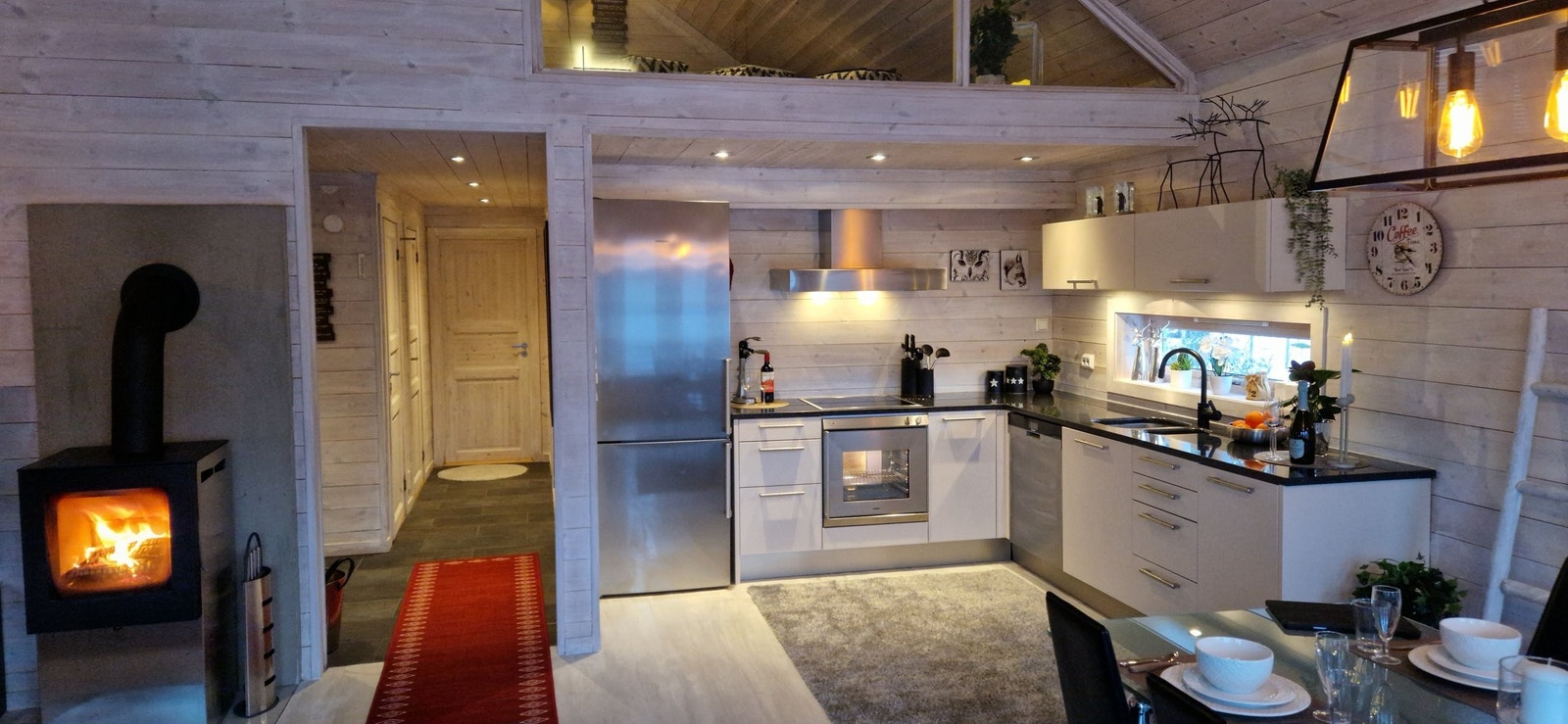 Lekker, italiensk kjøkkeninnredning i kremhvit utførelse med god oppbevarings og arbeidsplass. Integrerte hvitevarer i god kvalitet. Galleribilde