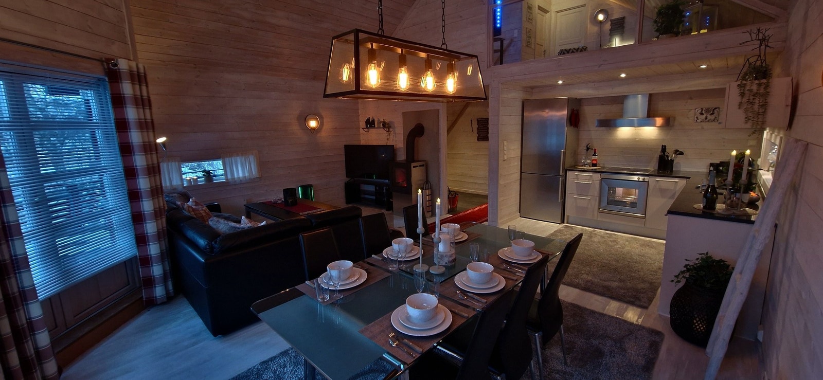 Stemningsbilde av stue og kjøkken. Her ser du også galleriet i andre etasje som gjør at du får en fin og koselig romfølelse. All belysning er dimbar. Galleribilde