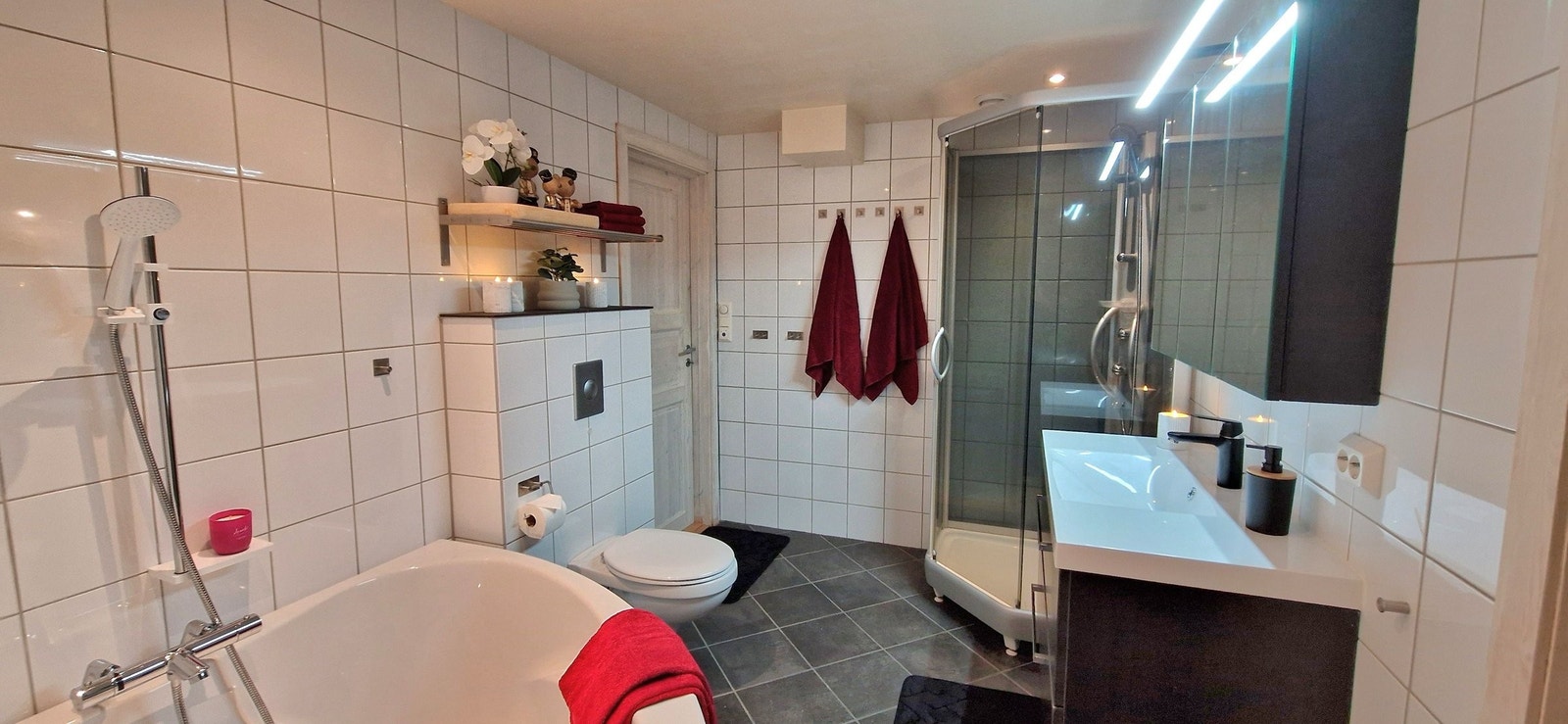 Delikat baderom i hovedetasjen med dusjkabinett, veggmontert toalett, og ny baderomsinnredning med heldekkende servant. Galleribilde