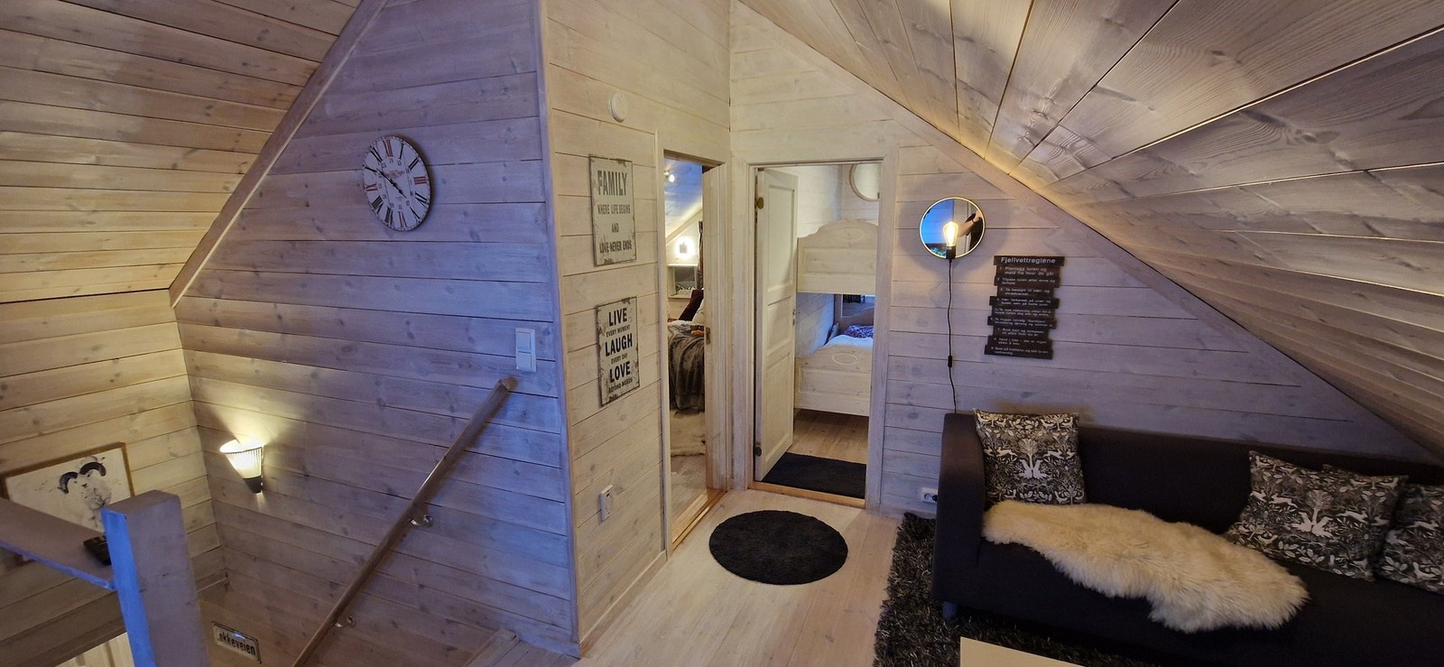 Loftstue med inngang til to romslige soverom. Galleribilde