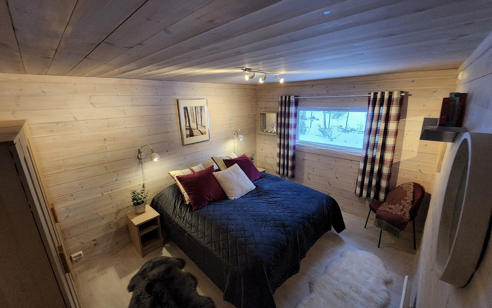 Flott og luftig soverom i første etasje med utsikt ut til uteområde. Garderobeskap og god plass til dobbeltseng. Galleribilde