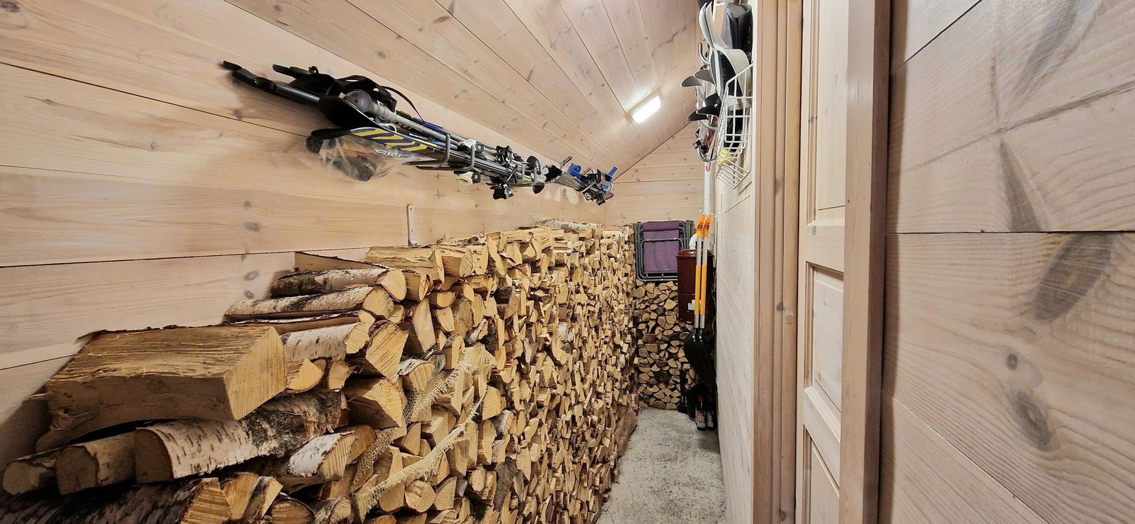 Romslig vedbod/skibod med plass til mye ved og skiutstyr. Egen bi-inngang inn til vedboden slik at det er enkelt å hente ut både ski og ved til for eksempel kos rundt bål-panna. Galleribilde