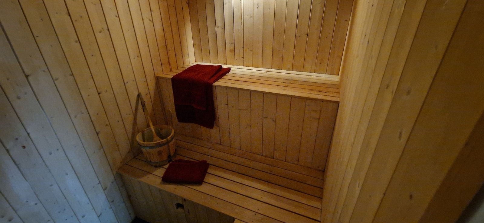 Delikat og romslig badstue hvor man kan nyte kvelden etter en lang dag i skitrekk og skiløyper. Ovnen i badstuen har nedtelling slik at du kan komme til ferdig oppvarmet badstue. Galleribilde