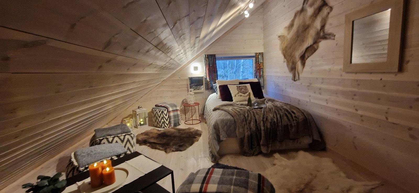 Hovedsoverommet i andre etasje er stort og luftig med utsikt til naturskjønt uteområde. Rommet er såpass stort at det kan benyttes som en ekstra stue/tenårings-rom. Perfekt sted for ungdom/gjester å trekke seg tilbake. Galleribilde