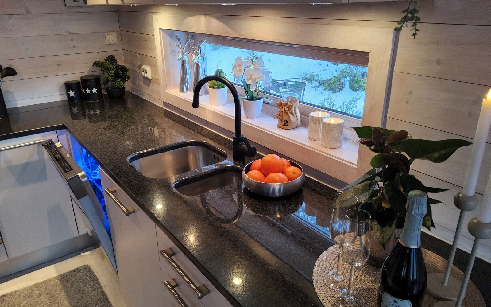 Flott benkeplate i sort granitt, stilfull sort kran/blandebatteri. Galleribilde