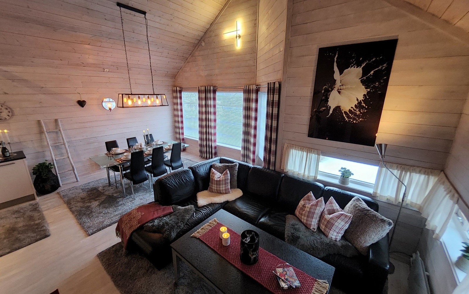 Koselig stue og spisestue i tilknytning til åpen kjøkkenløsning. Galleribilde