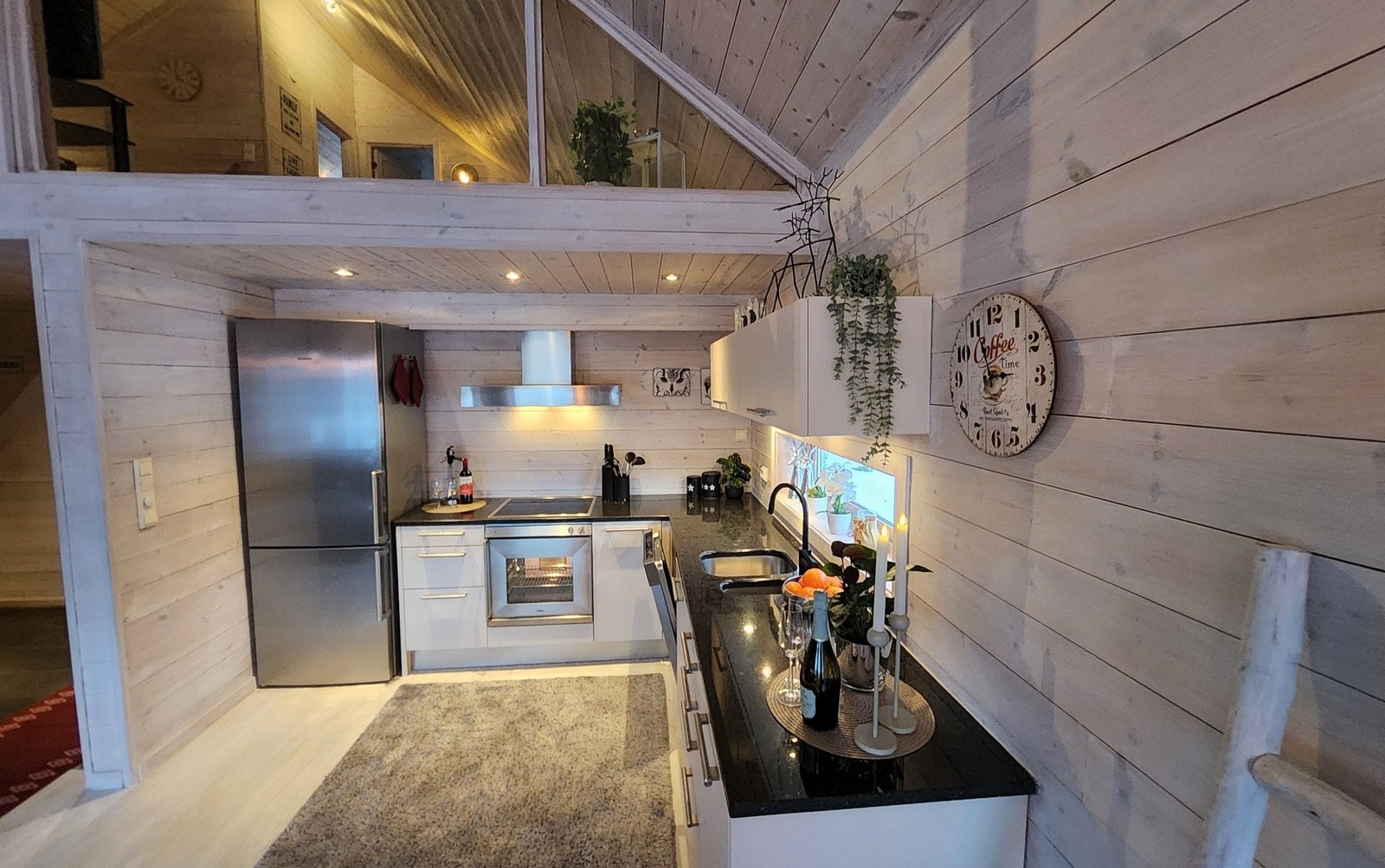 Kjøkkenet er trukket inn under galleriet slik at man får ro under matlaging. Galleribilde