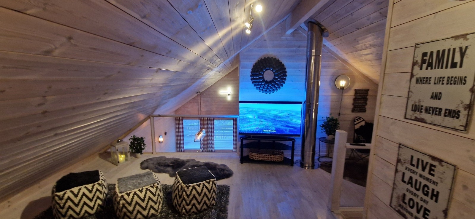 Koselig tv-stue/loftstue som er perfekt til sosialisering, spille spill. se film og hygge seg etter en lang dag ute. Galleribilde