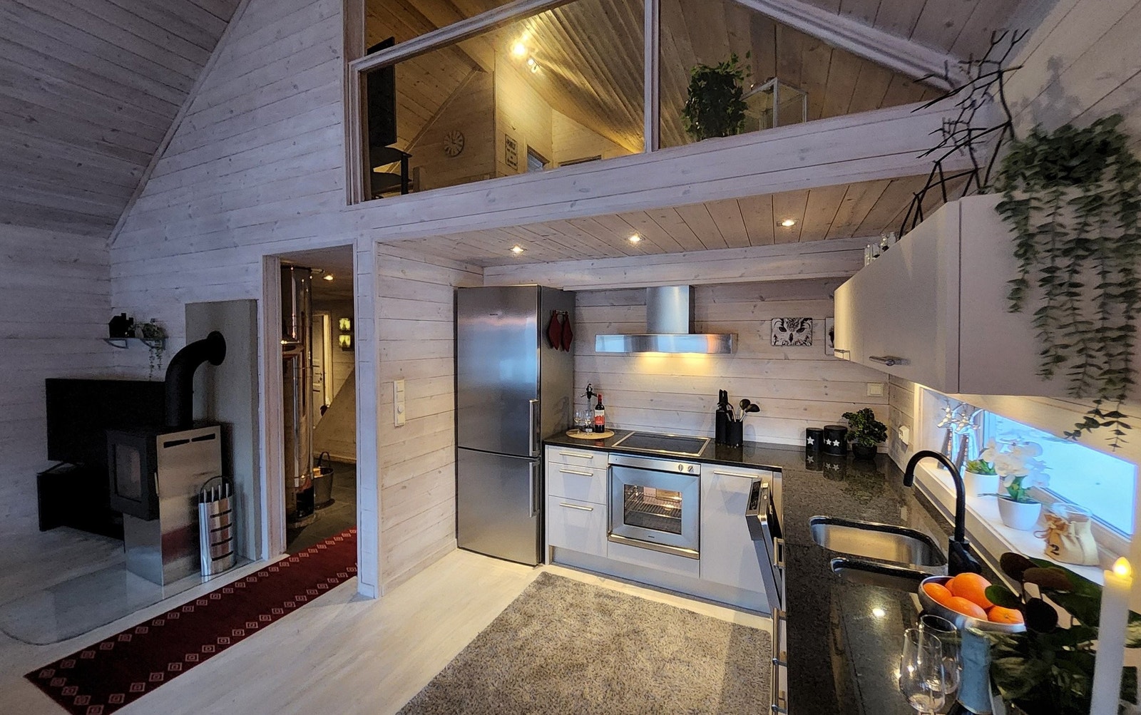 Stor takhøyde og den åpne løsningen gjør at man kan sosialisere på flere arenaer. Man kan se opp til den koselige loftstuen hvor for eksempel barn/gjester kan spille spill, se film, eller rett og slett bare slappe av. Galleribilde