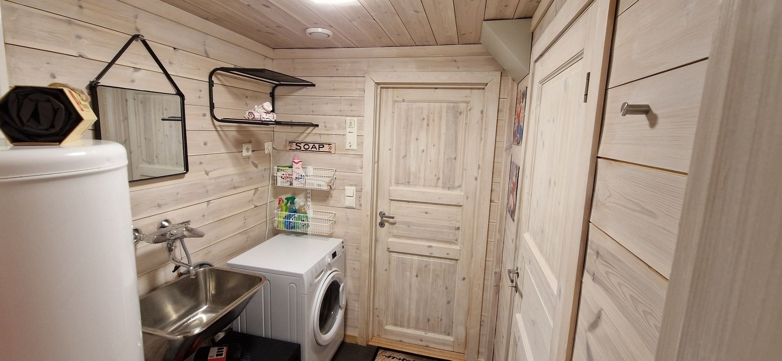 Første etasje er praktisk innredet med flere boder. Romslig bod med vaskemaskin, vask og varmtvannsbereder. God lagringsplass og varmekabler i skifergulv. Galleribilde