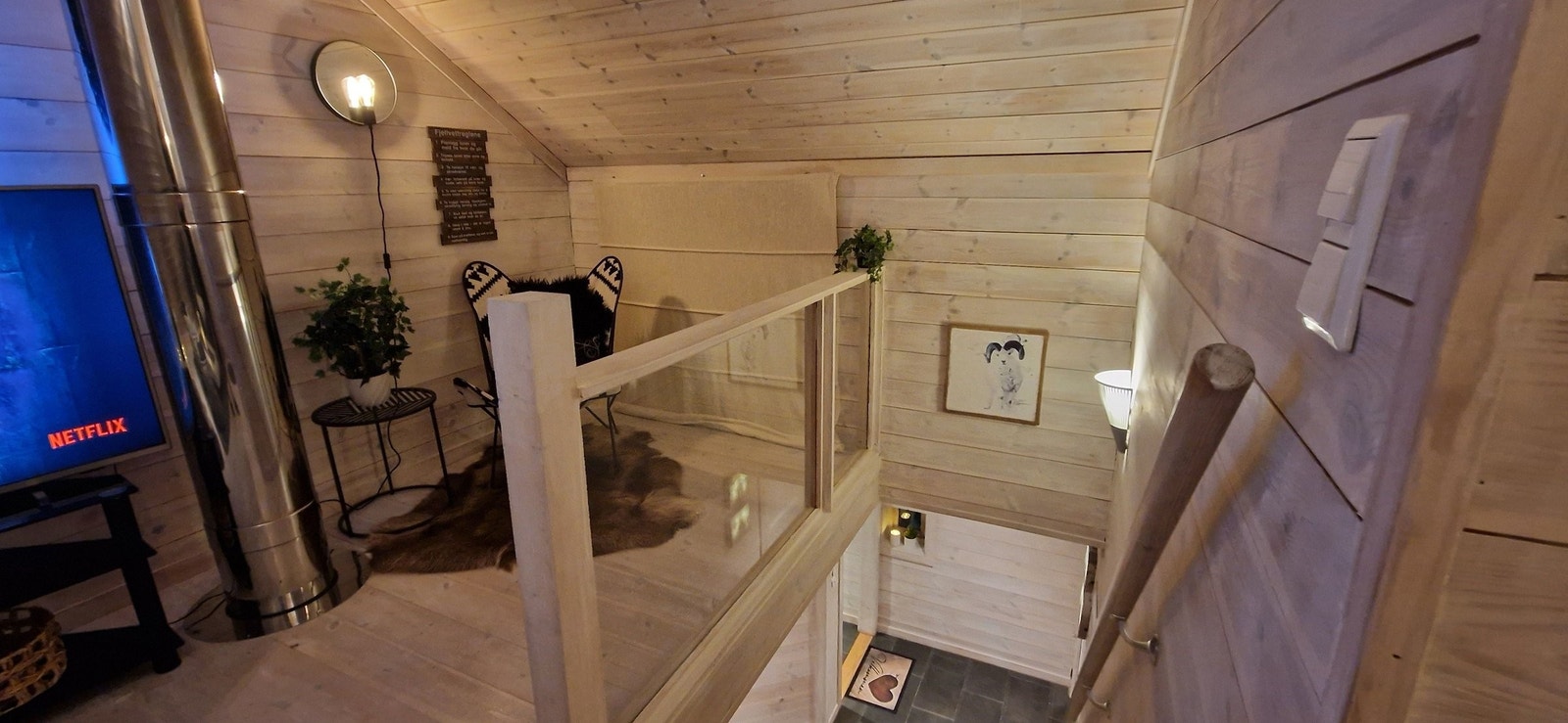 I hjørnet bak glass-rekkverket er det en kose-krok og bak forhenget er det en romslig og lang bod til oppbevaring. Galleribilde