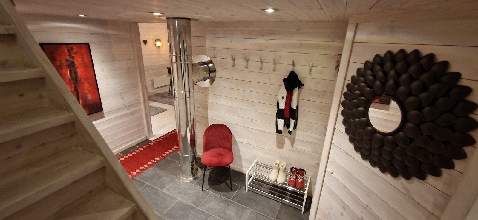 Stor og romslig gang som gir et flott førsteinntrykk. God plass til yttertøy og sko. Stor takhøyde som gjør at rommet føles åpent og luftig. Galleribilde