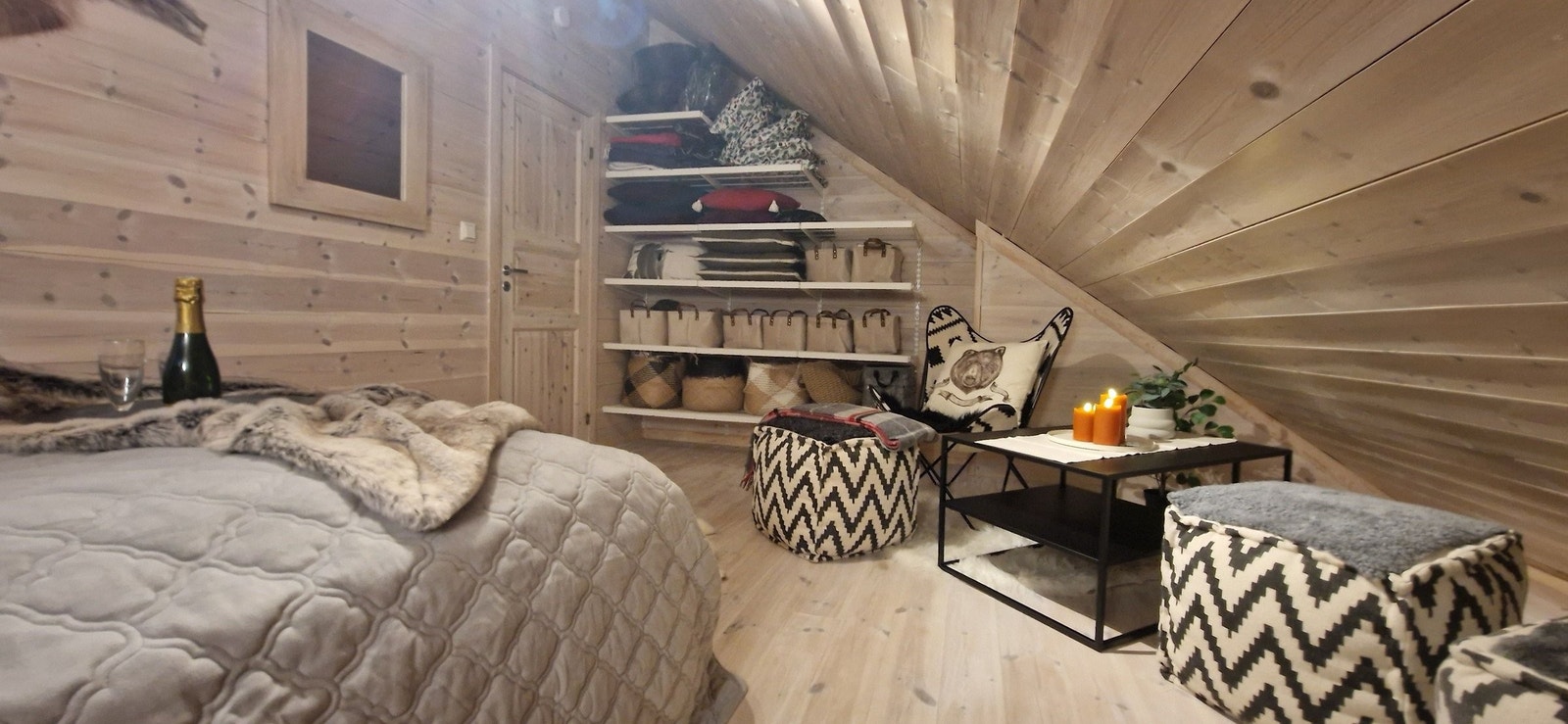 Hovedsoverommet har også masse oppbevaringsplass. Galleribilde