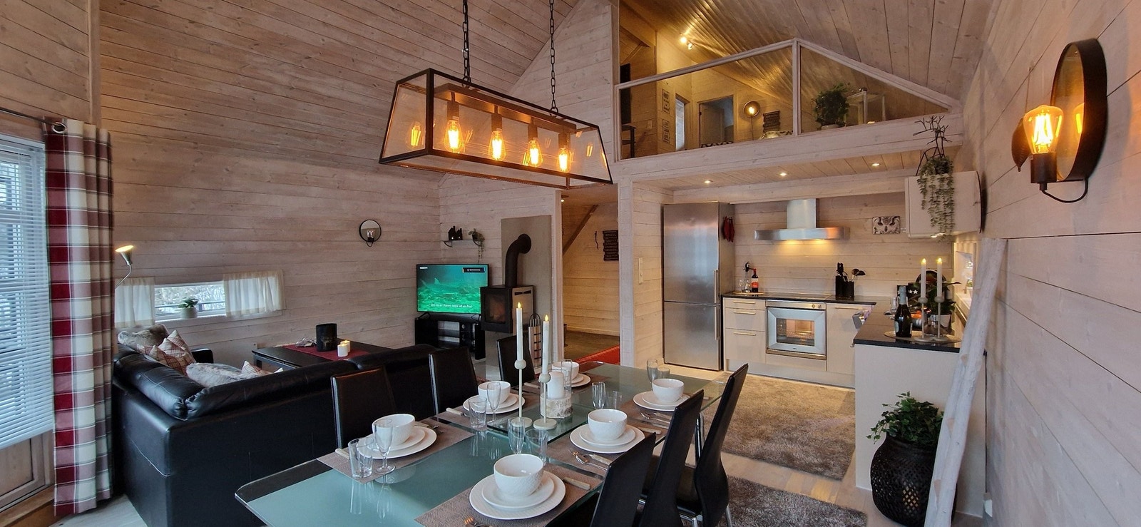 Her er det god plass til familie og venner. Stor takhøyde som gjør at rommet føles åpent og luftig. Galleribilde