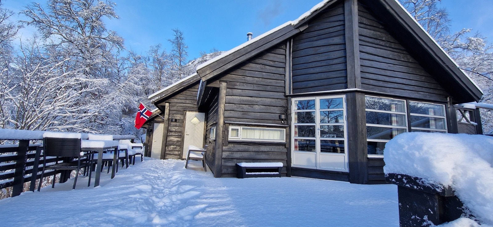 Innbydende inngangsparti. Masse boltreplass til lek og moro på terrassen etter en lang dag på ski. Galleribilde