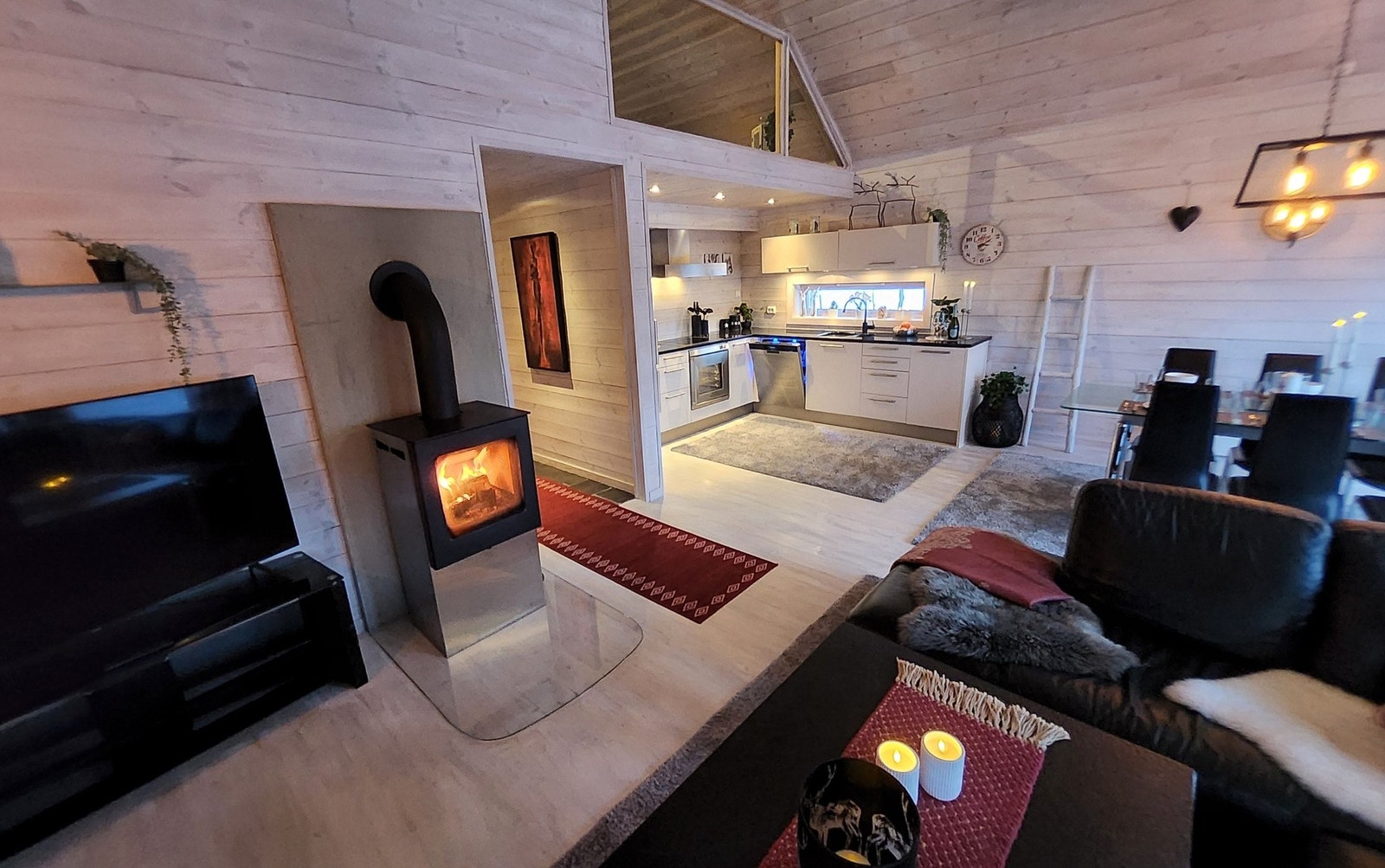 Stuen har vedovn som gir både kos og varme. Det er også app-styrt varmeovner i stuen. Galleribilde