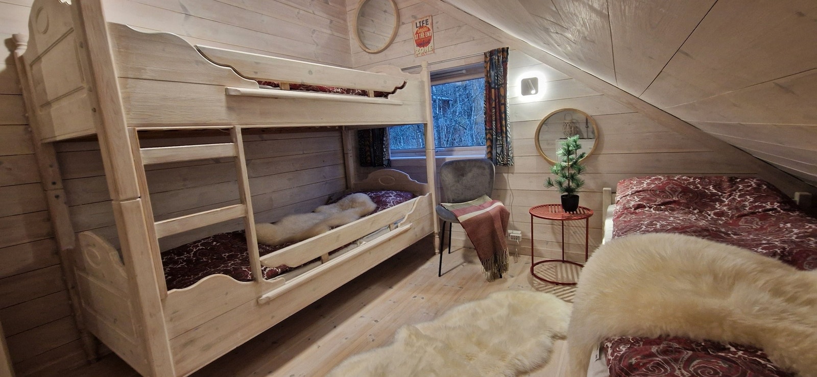 Soverom 2 i andre etasje har køyeseng og en enkeltseng og egner seg fint som barnerom eller gjesterom. Her er det også god oppbevaringsplass. Galleribilde