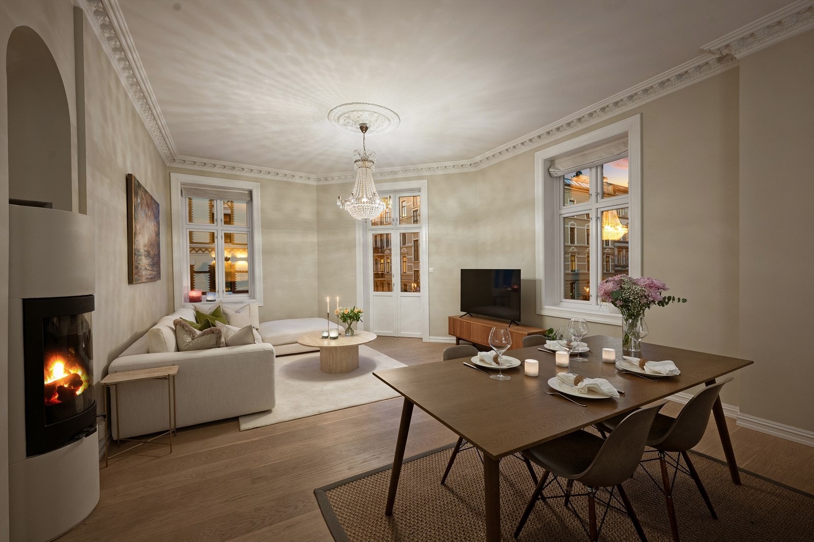 Stuen og kjøkkenet ligger fint til i et romslig og representativt allrom med plass til både sofagruppe, spisebord og øvrige soner. Galleribilde