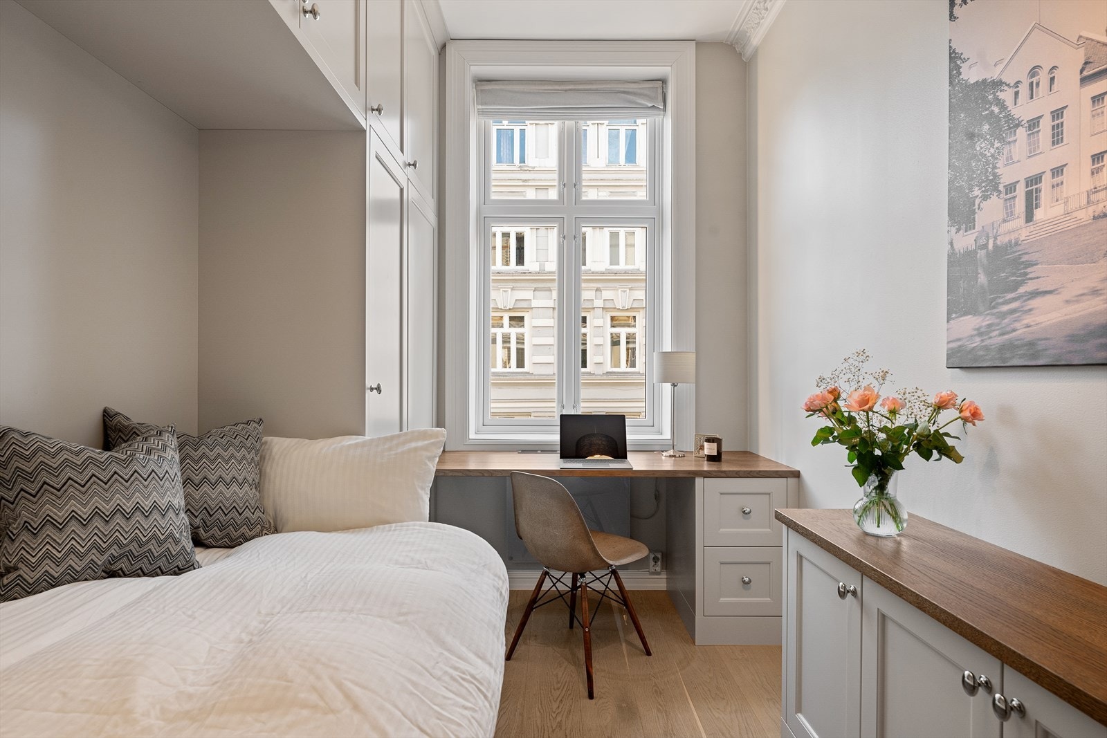 I tillegg er det etablert skrivepult, klesskap og TV benk. Galleribilde