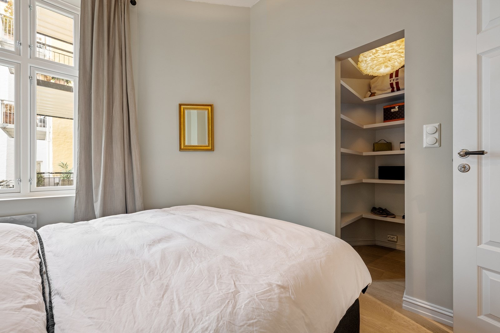 Rommet vender ut mot rolige omgivelser og oppleves som en tilbaketrukket sone med utsyn mot bakgården. Galleribilde