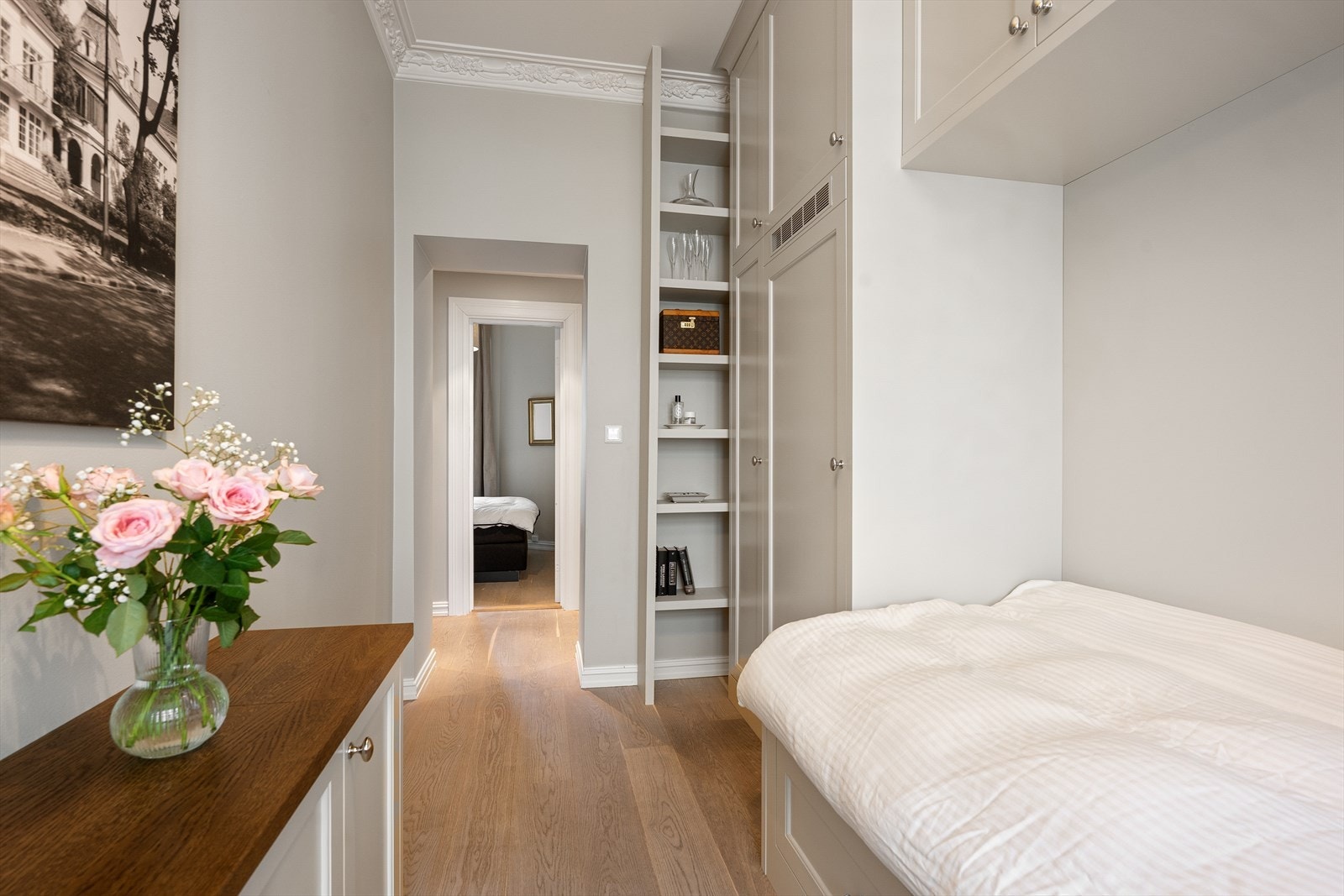 Skapene er malt i samme veggfarge som resten av leiligheten, Jotun Space, og har knotter fra R Bergersen. Spesialsydd madrass og kan medfølge etter nærmere avtale. Galleribilde