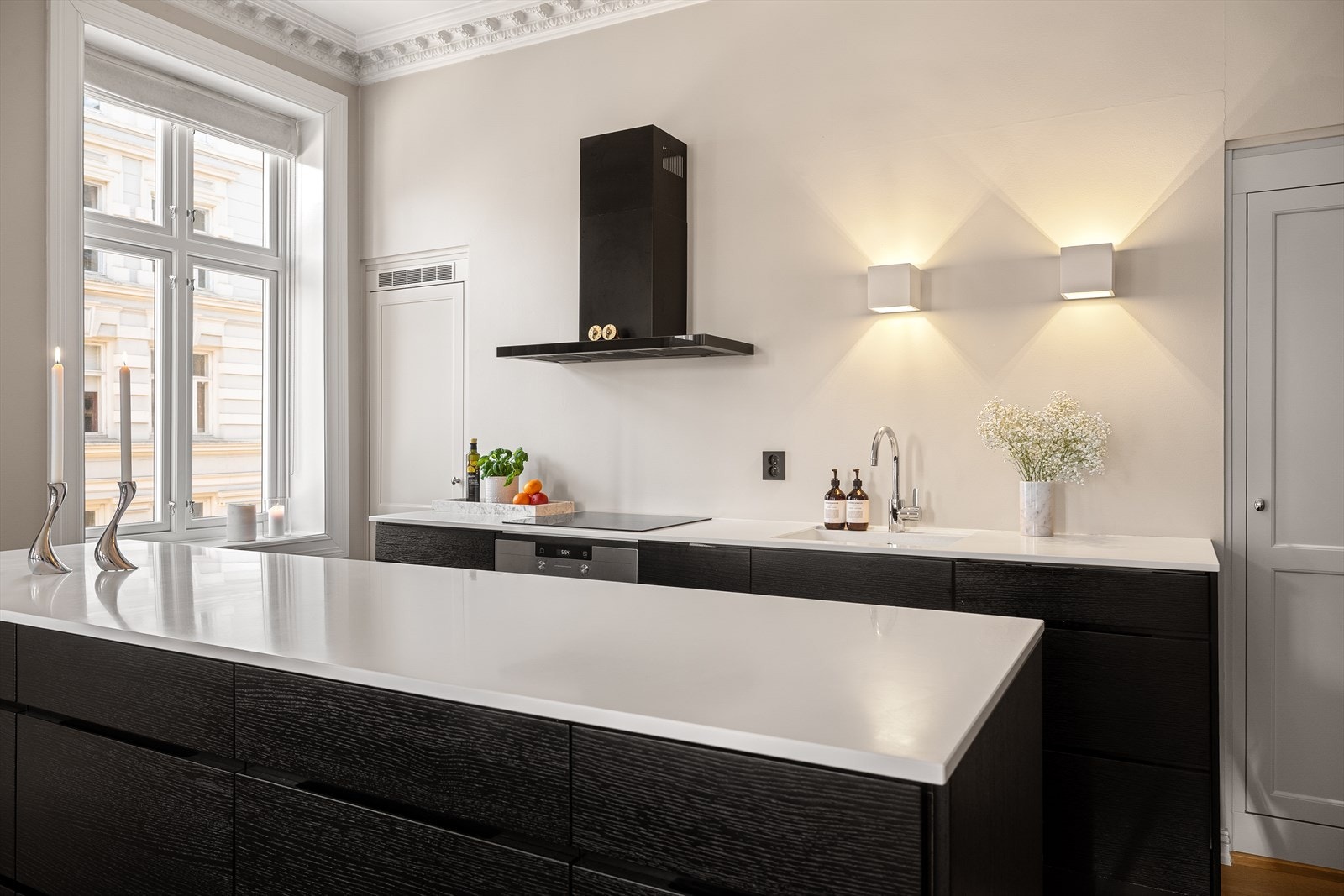 Her er det rikelig med benkeplass og gjennomtenkte oppbevaringsløsninger samt en sosial kjøkkenøy som binder kjøkken og stue sammen. Galleribilde