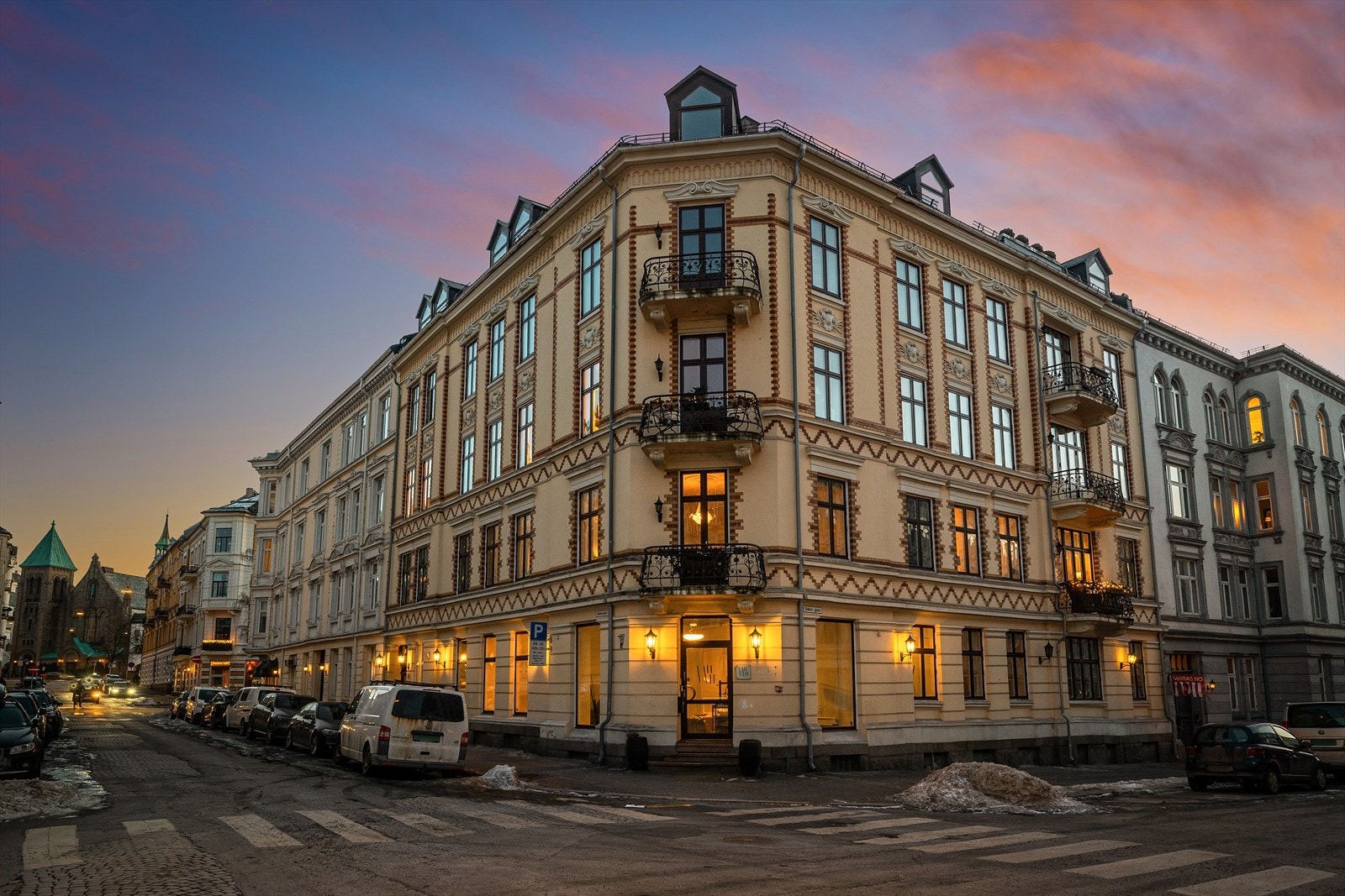 Dette er en gjennomgående hjørneleilighet med høy standard og fine materialvalg samt spesialtilpassede løsninger og detaljer i et svært ettertraktet boligområde. Galleribilde