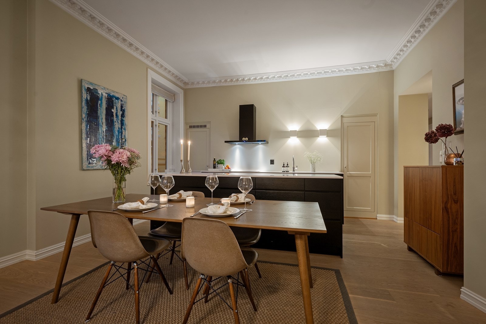 Leilighetens kjøkken ligger i en praktisk åpen løsning mot stuedelen. Rommet kan enkelt deles inn i flere soner. Galleribilde